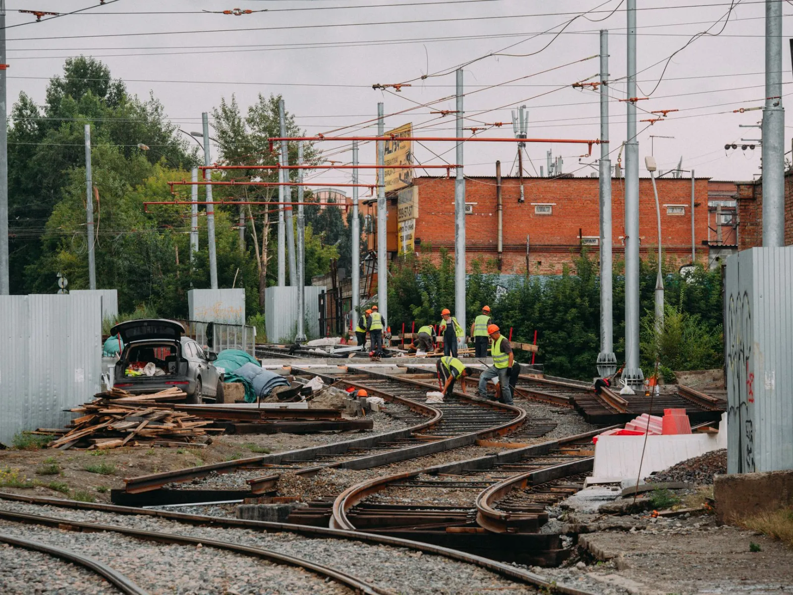 Prace remontowe przy torowisku tramwajowym na ulicy miejskiej