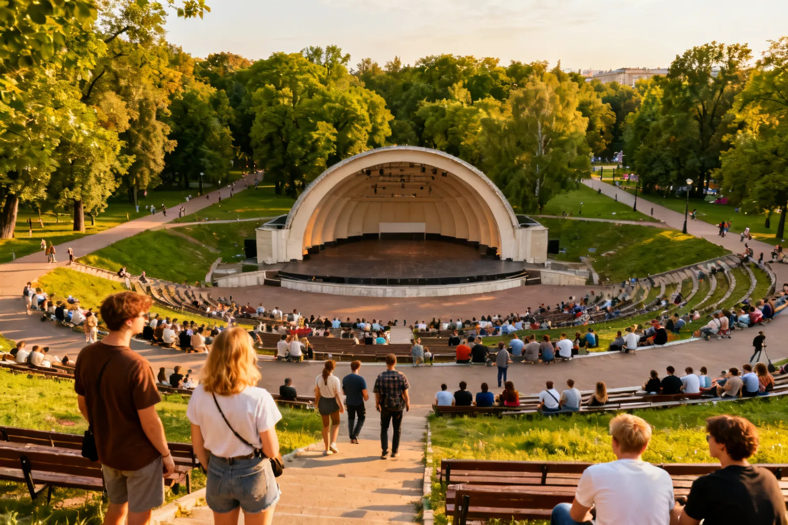 Amfiteatr w parku – scena i przestrzeń widowni latem