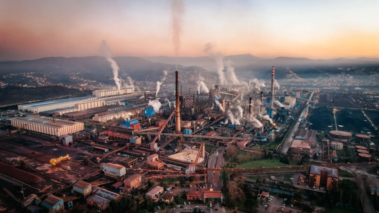 Panorama terenów przemysłowych z halami produkcyjnymi i magazynami