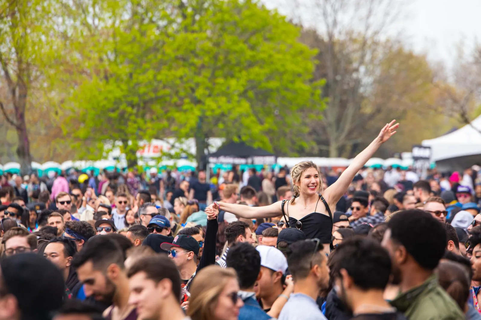 Tłum na letnim festiwalu muzycznym przed sceną