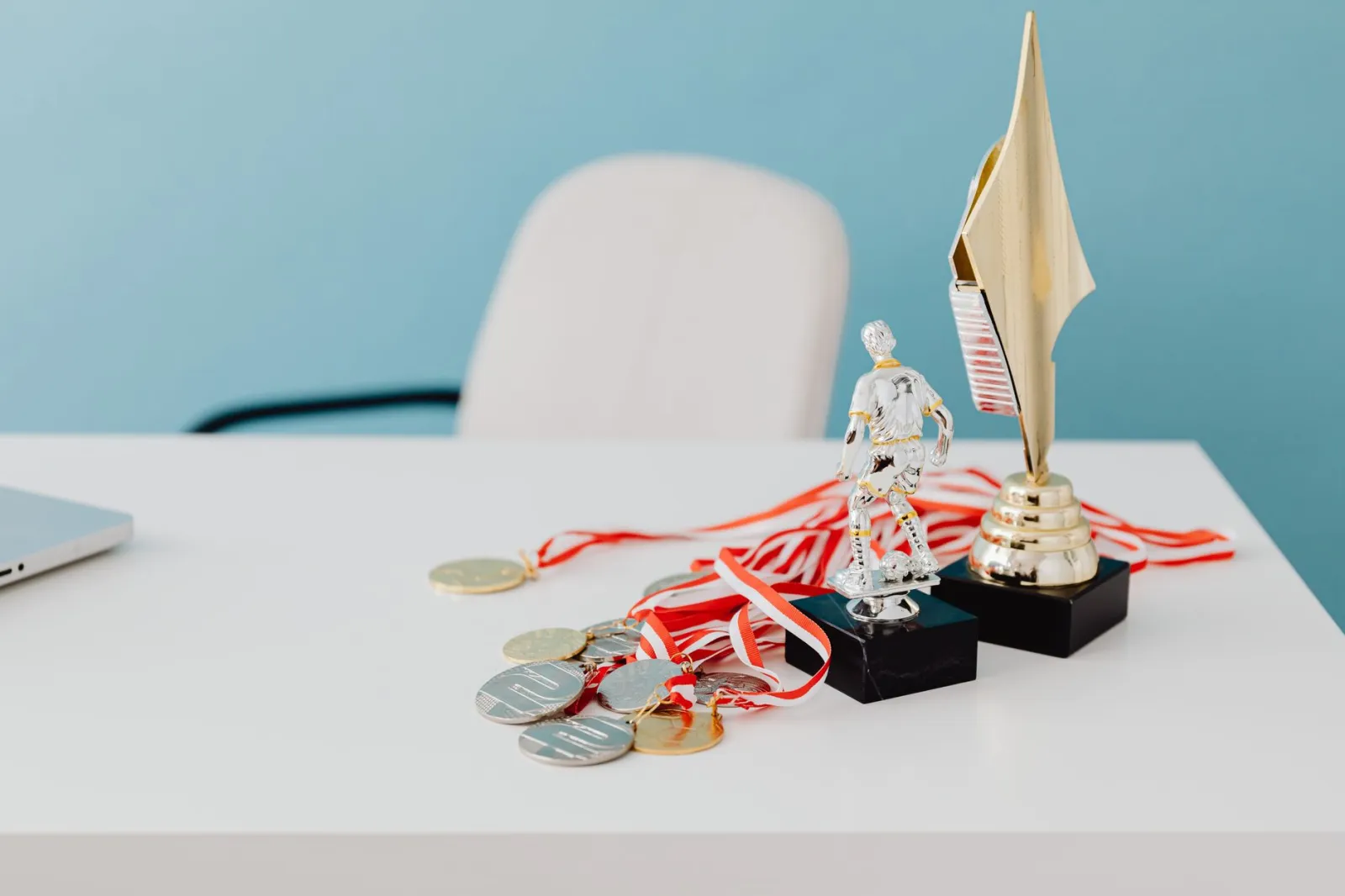 Statuetki i medale – trofea sportowe na półce w klubie