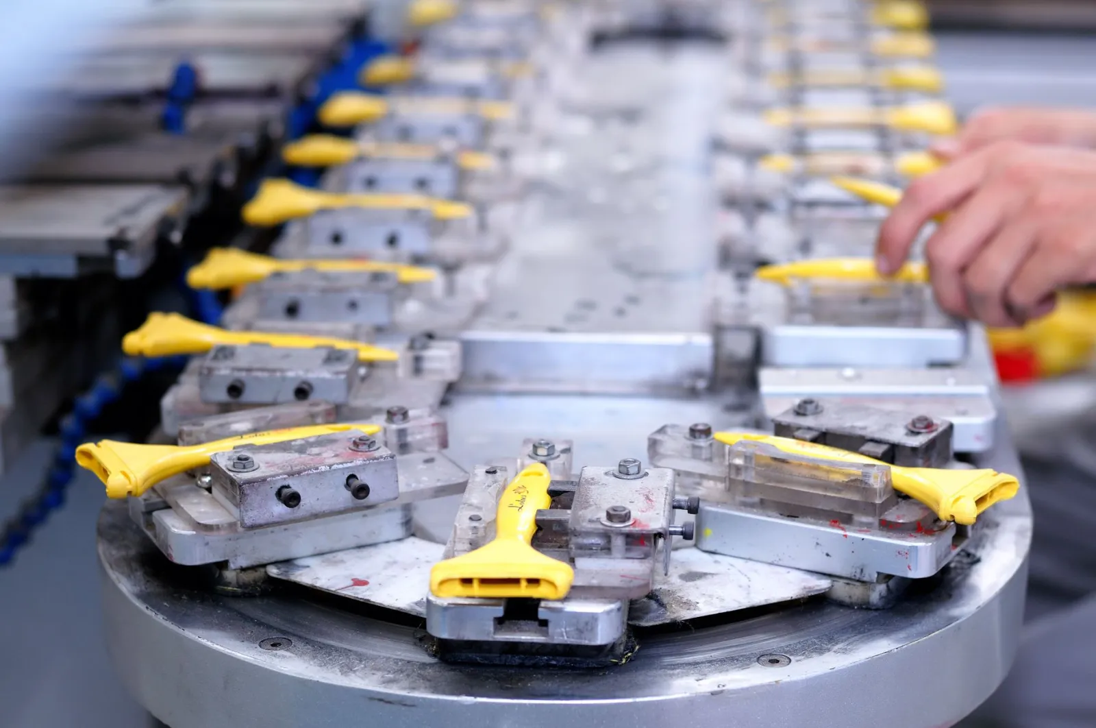 Technik sprawdzający linię produkcyjną w nowoczesnej fabryce