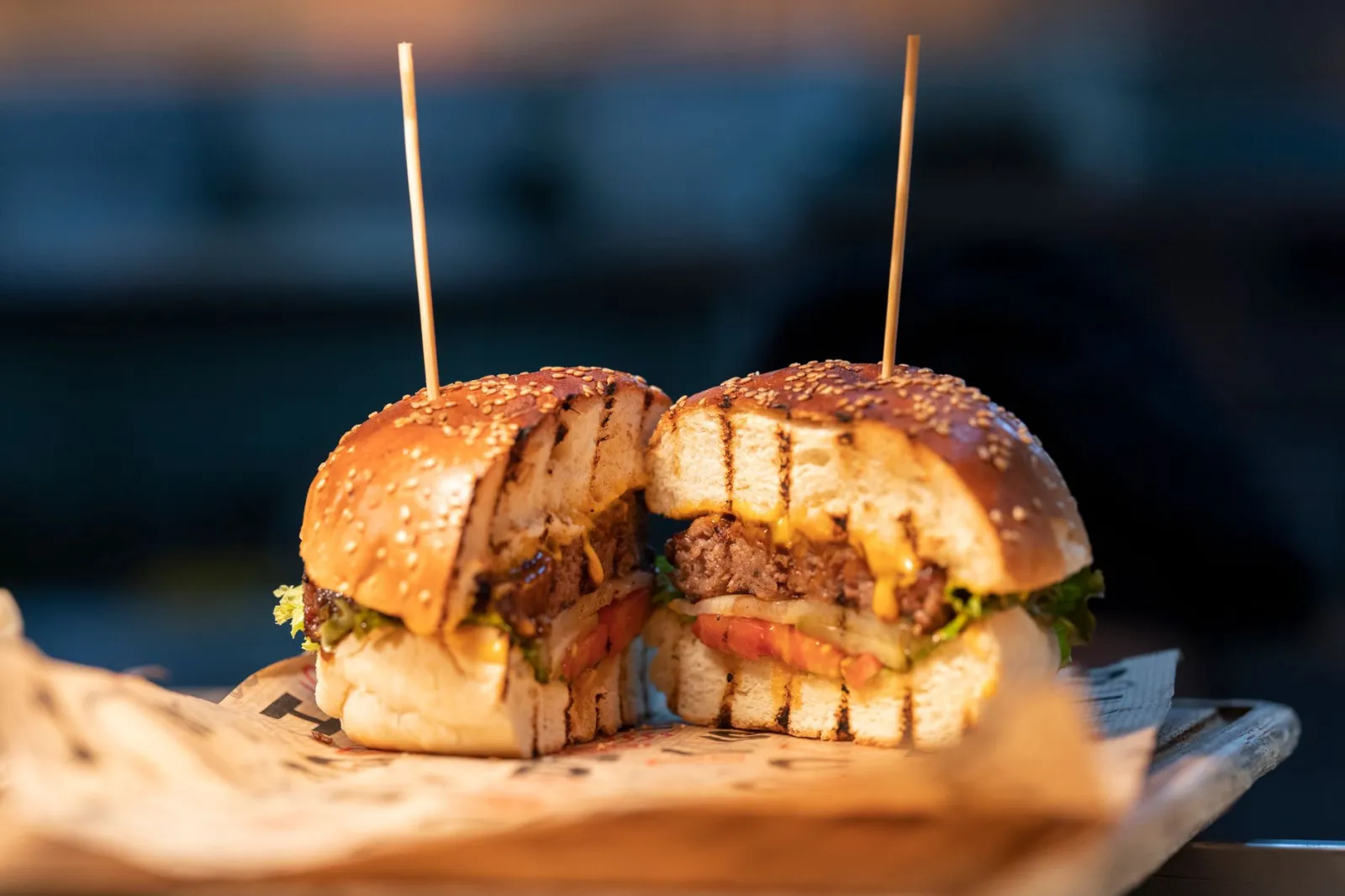 Burger przecięty na pół pokazujący soczyste, średnio wysmażone wnętrze
